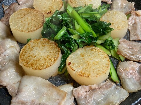 サムギョプサル鍋で《大根ステーキとバラ肉》